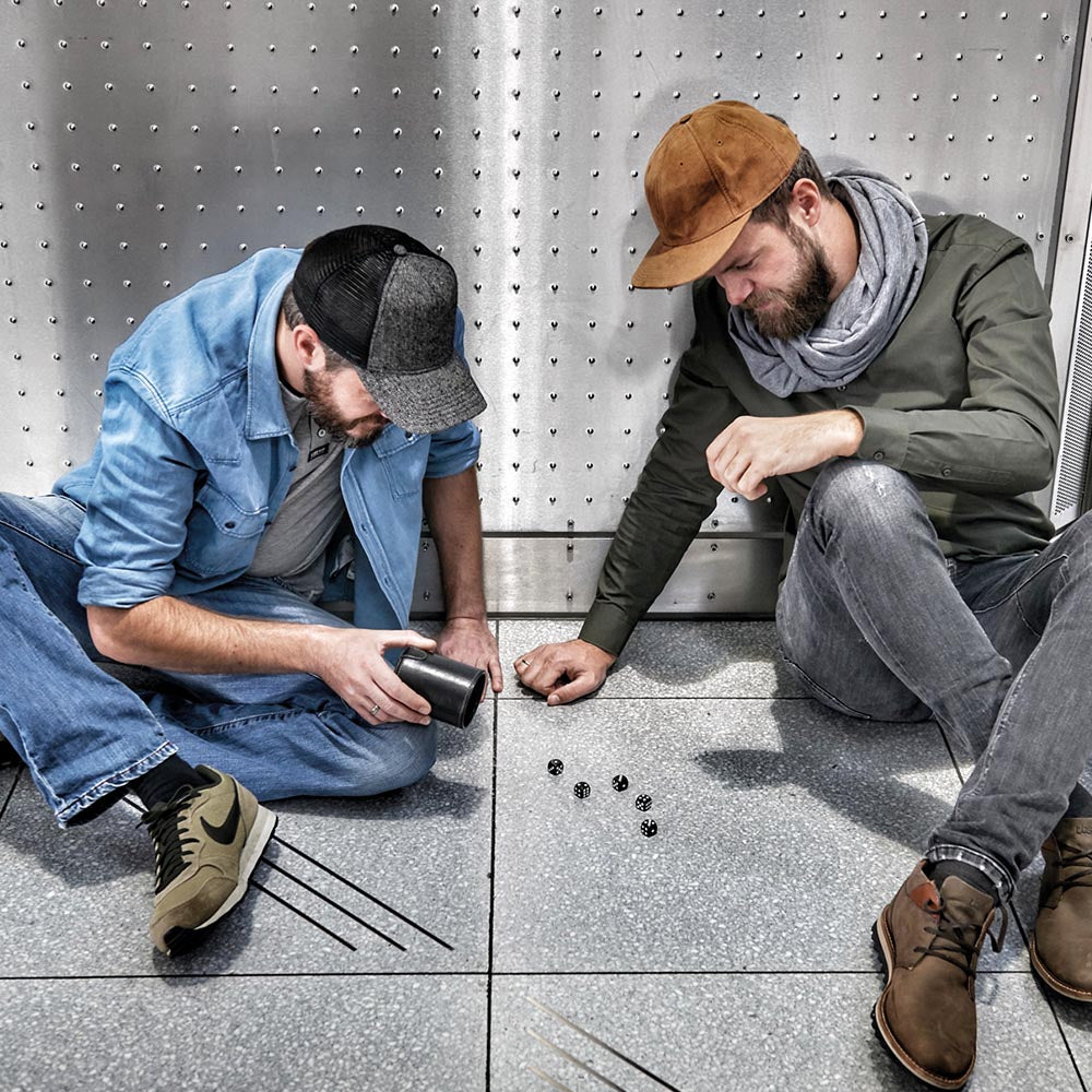 TROIKA Dice Cup Travel Game DICE TO GO with 5x Dice