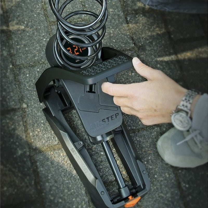 Hands on an SKS Airstep floor pump