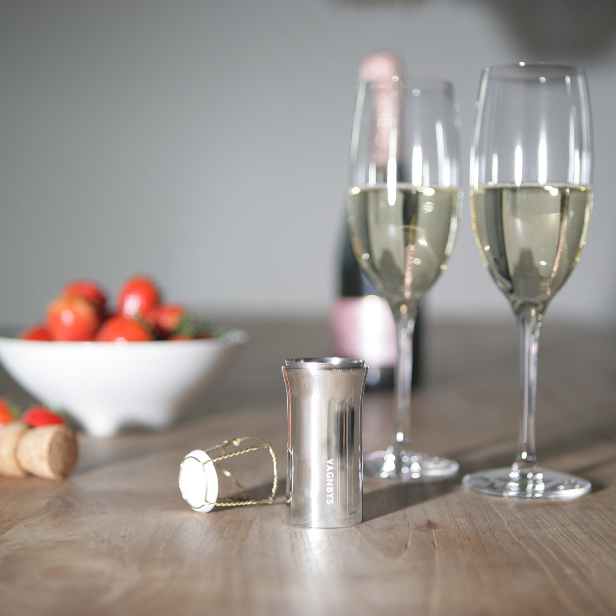 VAGNBYS Champagne Pourer: Preserves MCC Bubbles. Prevents Dripping. Elegant Stainless-Steel Conserves the Taste & Quality